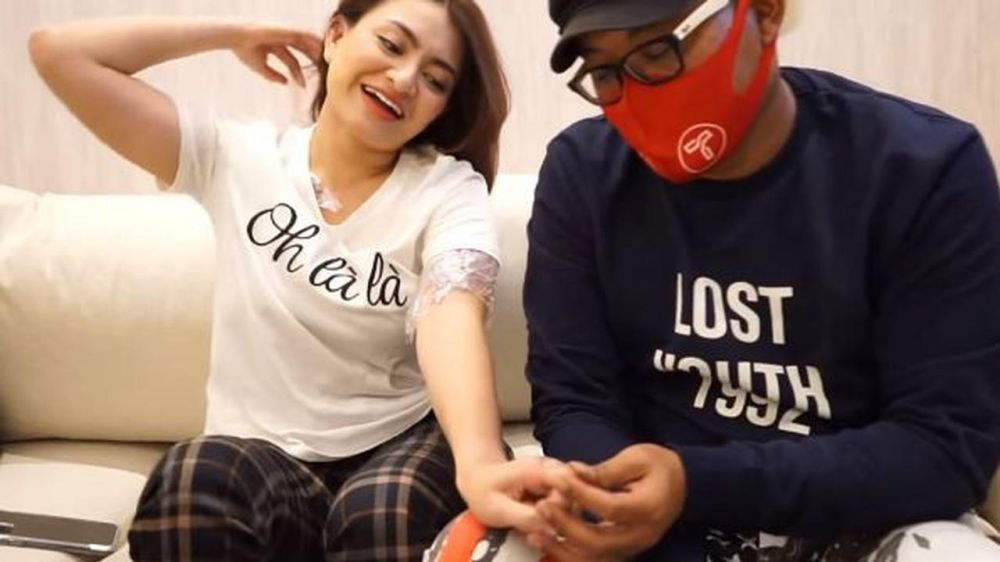 8 Momen manis Sule temani Nathalie Holscher menghapus tato