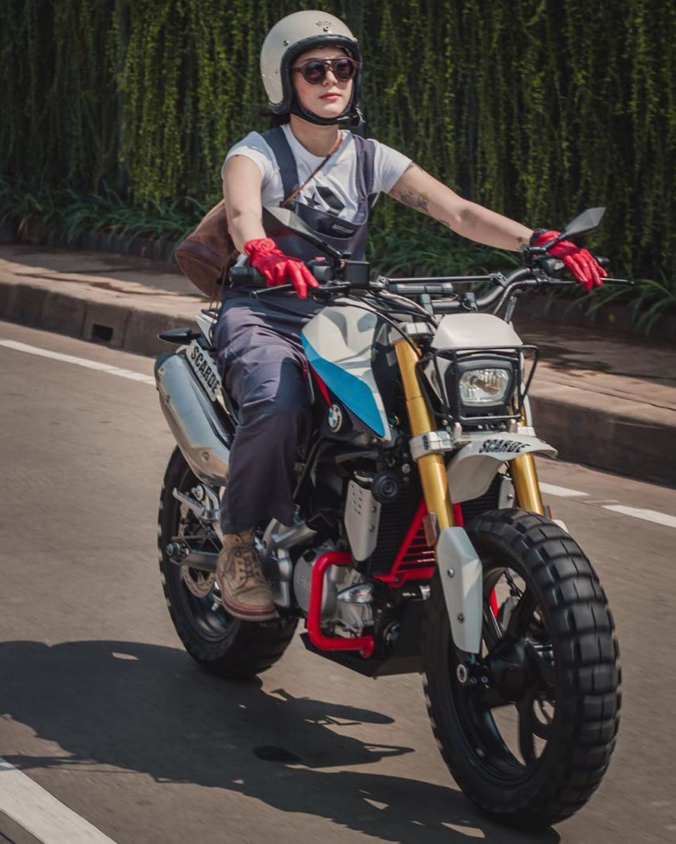 10 Gaya tomboi Poppy Sovia saat naik moge, keren abis