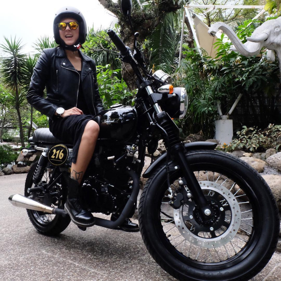 10 Gaya tomboi Poppy Sovia saat naik moge, keren abis