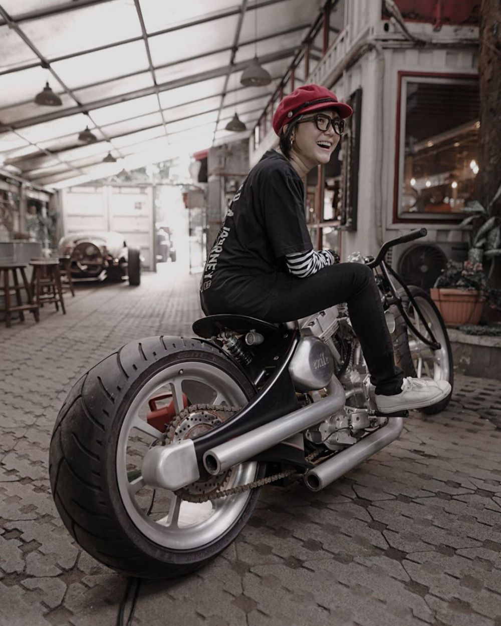 10 Gaya tomboi Poppy Sovia saat naik moge, keren abis