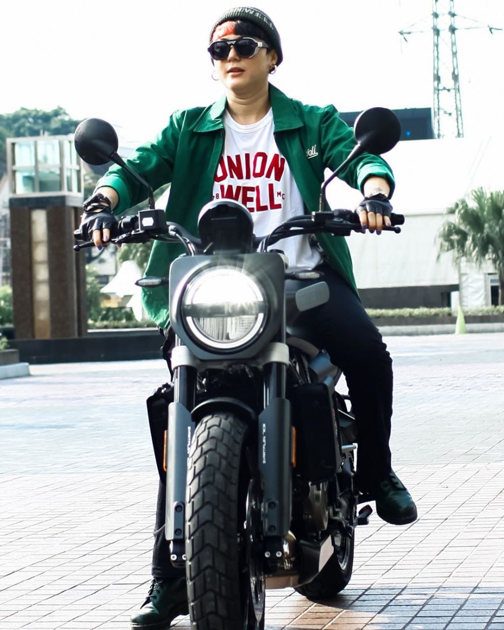 10 Gaya tomboi Poppy Sovia saat naik moge, keren abis