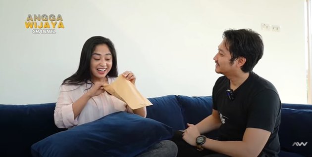 8 Momen bahagia Angga Wijaya beri nafkah pertama ke Dewi Perssik