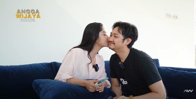 8 Momen bahagia Angga Wijaya beri nafkah pertama ke Dewi Perssik