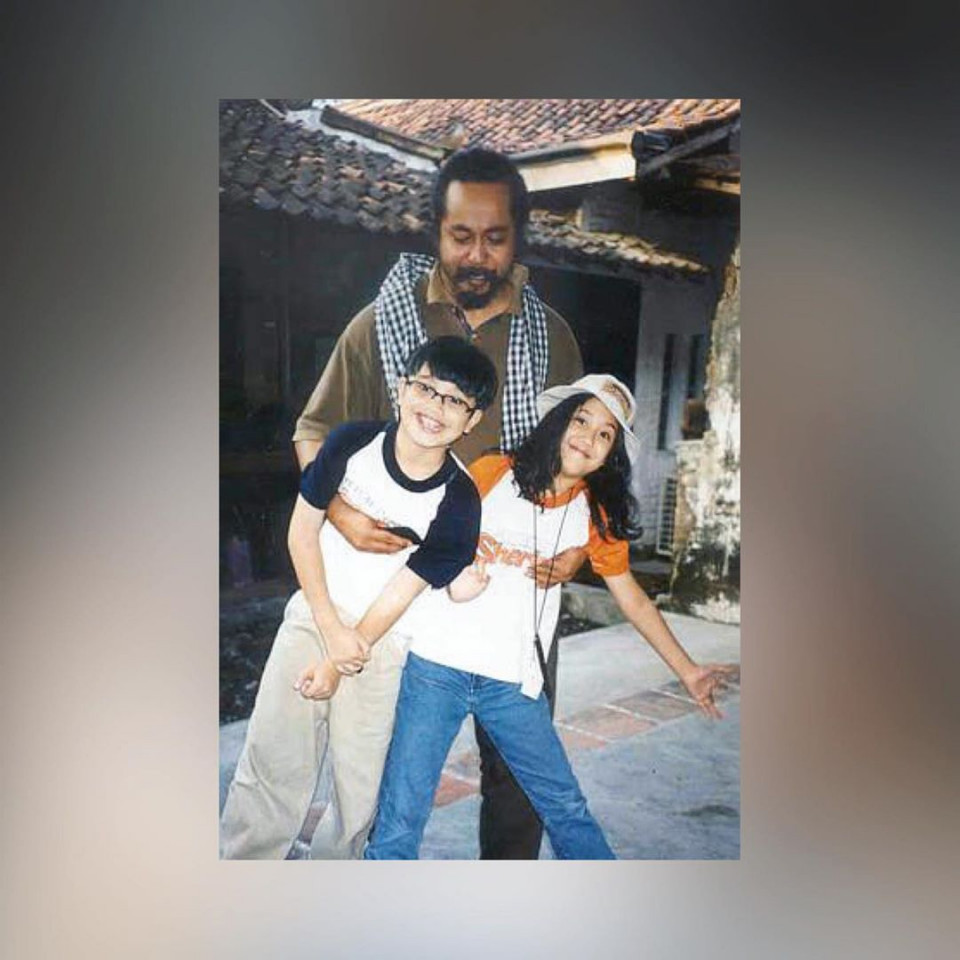 Akrab dari kecil, ini 10 potret transformasi Sherina & Derby Romero