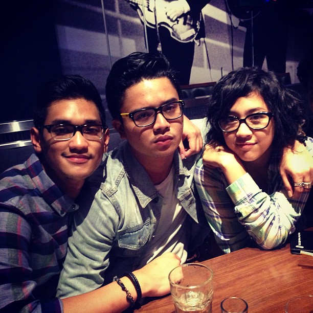 Akrab dari kecil, ini 10 potret transformasi Sherina & Derby Romero