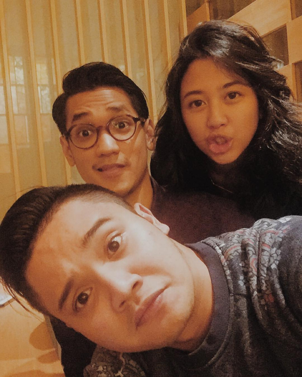 Akrab dari kecil, ini 10 potret transformasi Sherina & Derby Romero