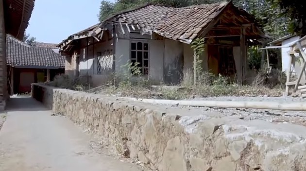 7 Potret rumah masa kecil Panji Petualang, tak terurus hampir roboh
