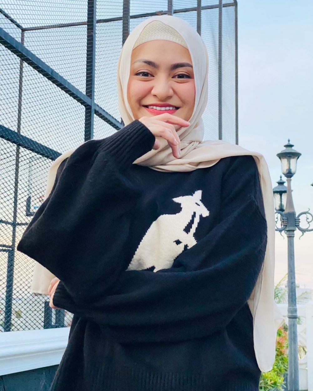 7 Potret Nathalie Holscher pakai hijab, pesonanya terpancar