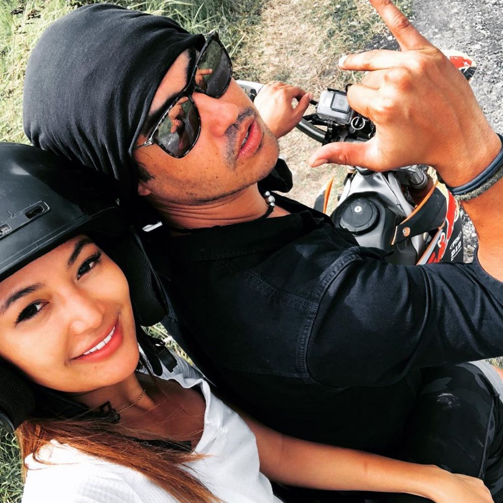 Momen 10 pasangan seleb kencan boncengan motor, simpel tapi romantis