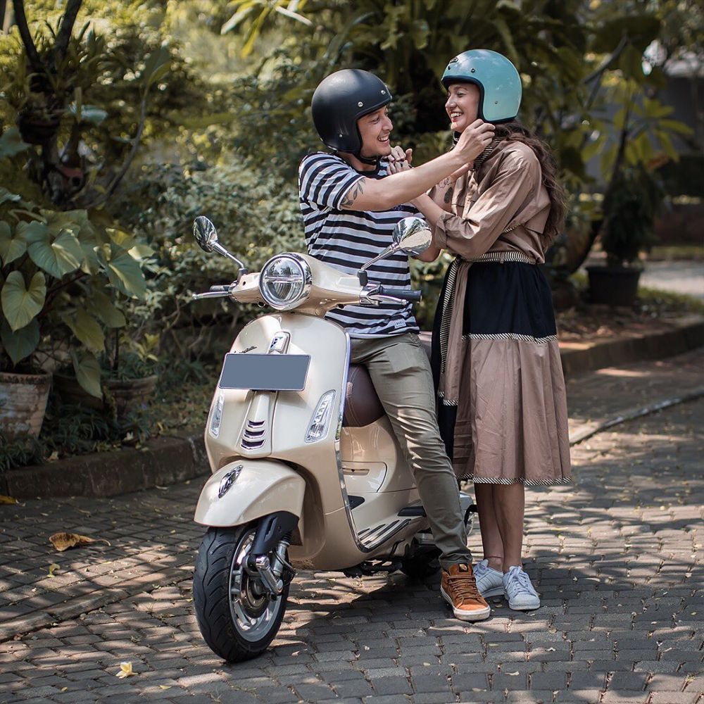 Momen 10 pasangan seleb kencan boncengan motor, simpel tapi romantis