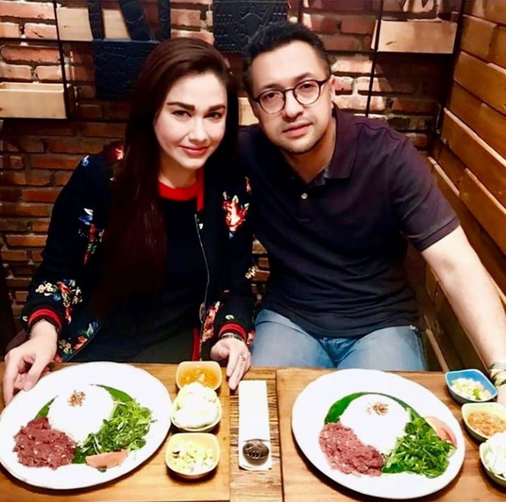 11 Potret Nia Zulkarnaen & Ari Sihasale, mesra bak pengantin baru