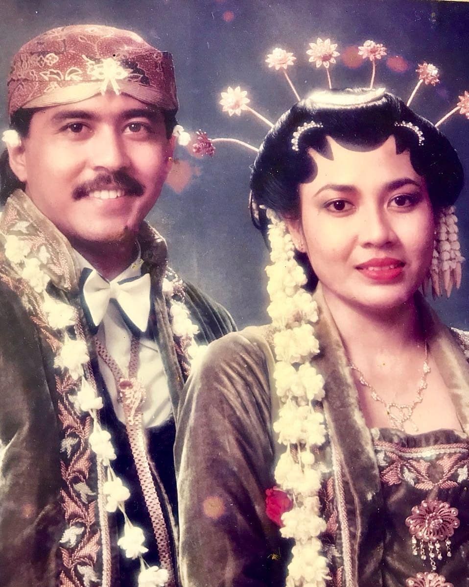 Potret lawas 10 seleb 90-an saat menikah, curi perhatian