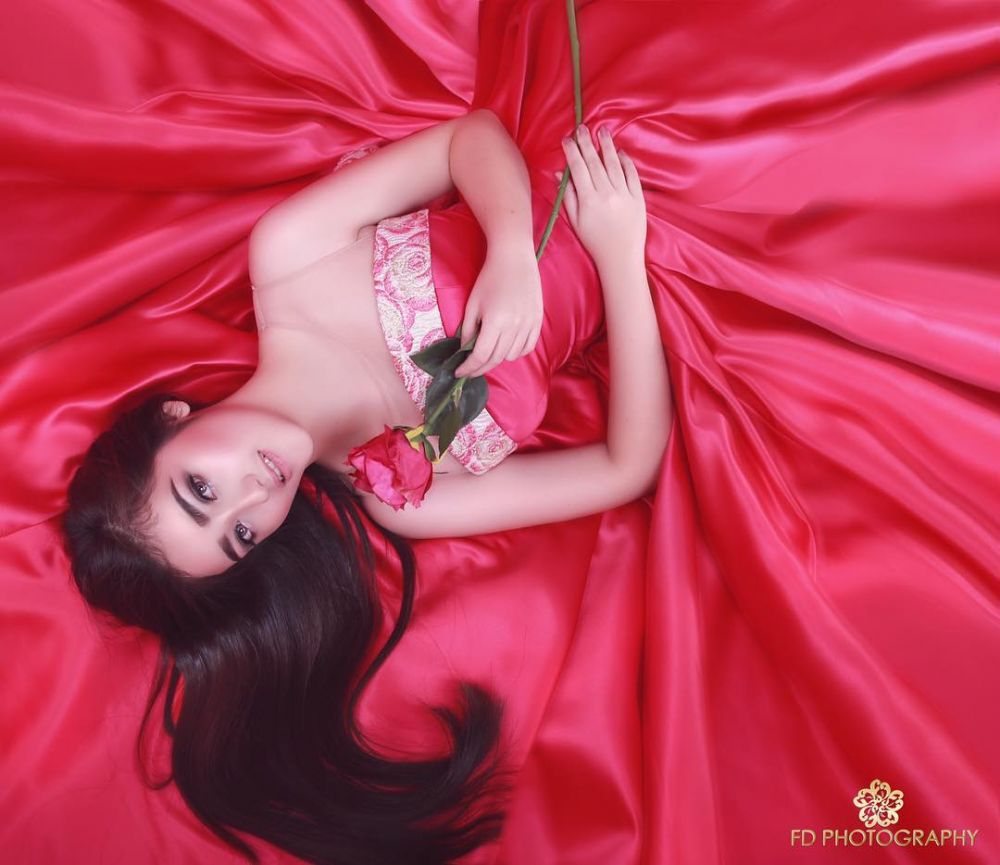 8 Pemotretan Ranty Maria dalam beragam tema, pakai gaun curi perhatian