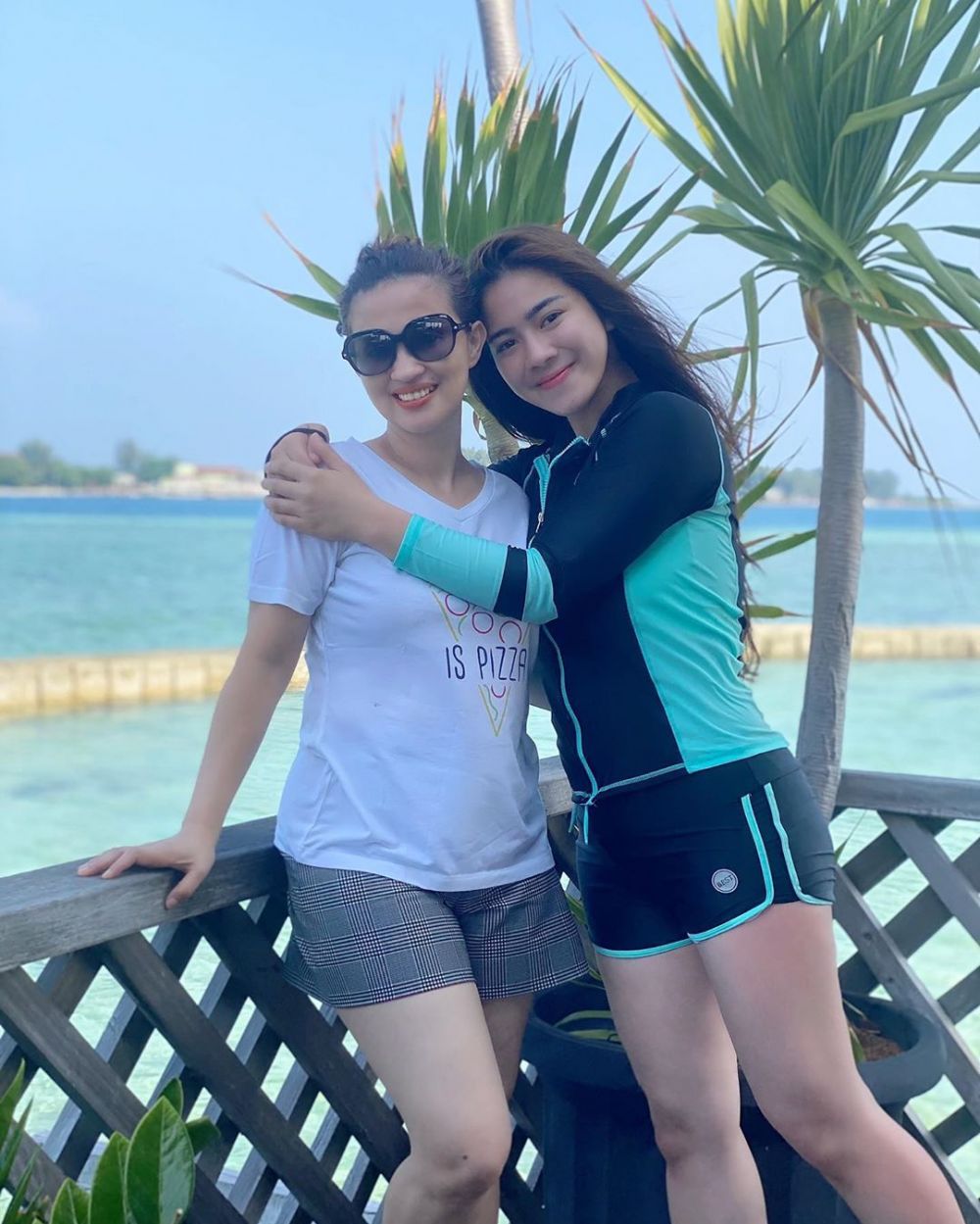 Potret kompak 9 pesinetron & sang ibu, sering dikira kakak-adik