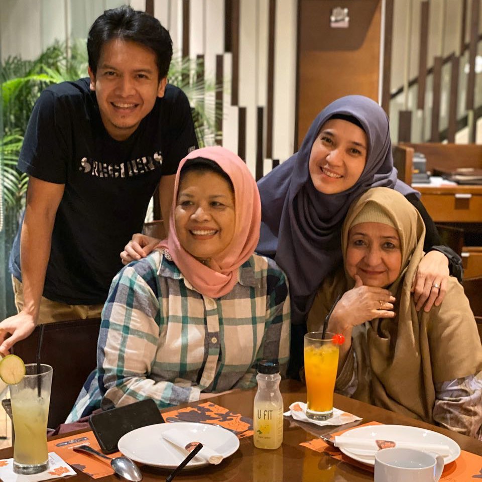 10 Kedekatan seleb wanita dengan ibu mertua, bak anak kandung