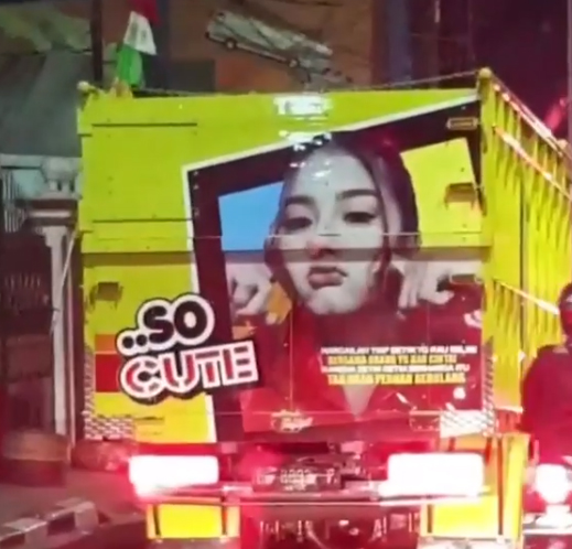 Potret wajah 7 penyanyi dangdut terpampang di truk, quotenya kocak