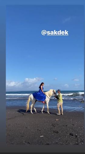 10 Gaya pemotretan Ashanty dan Aurel naik kuda, bak lukisan