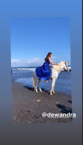 10 Gaya pemotretan Ashanty dan Aurel naik kuda, bak lukisan