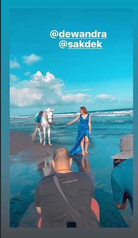 10 Gaya pemotretan Ashanty dan Aurel naik kuda, bak lukisan