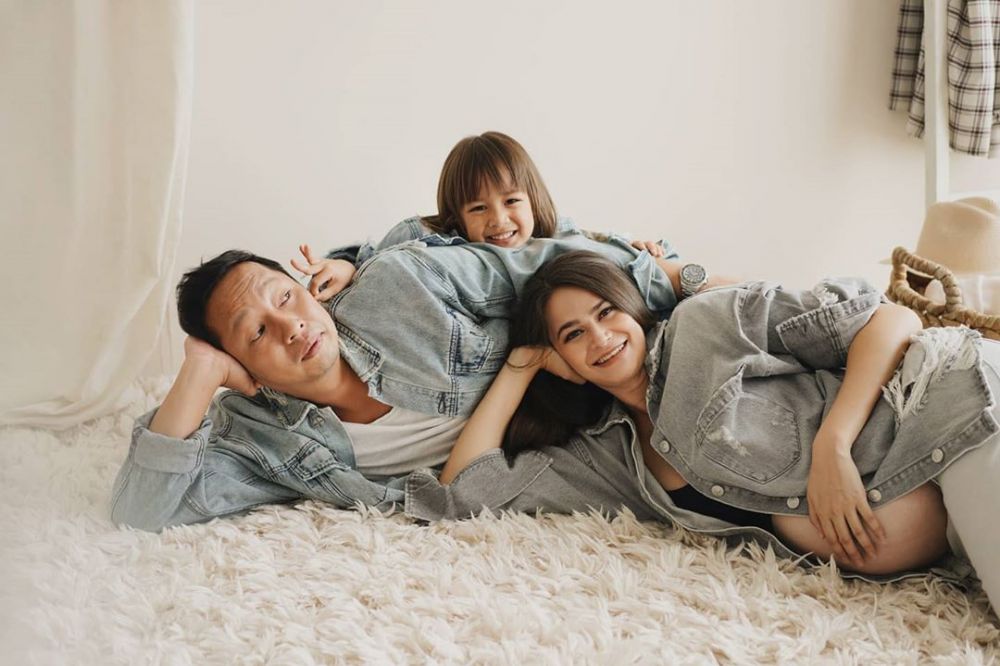 8 Potret maternity Sabai Morscheck & Ringgo Agus, simpel tapi elegan