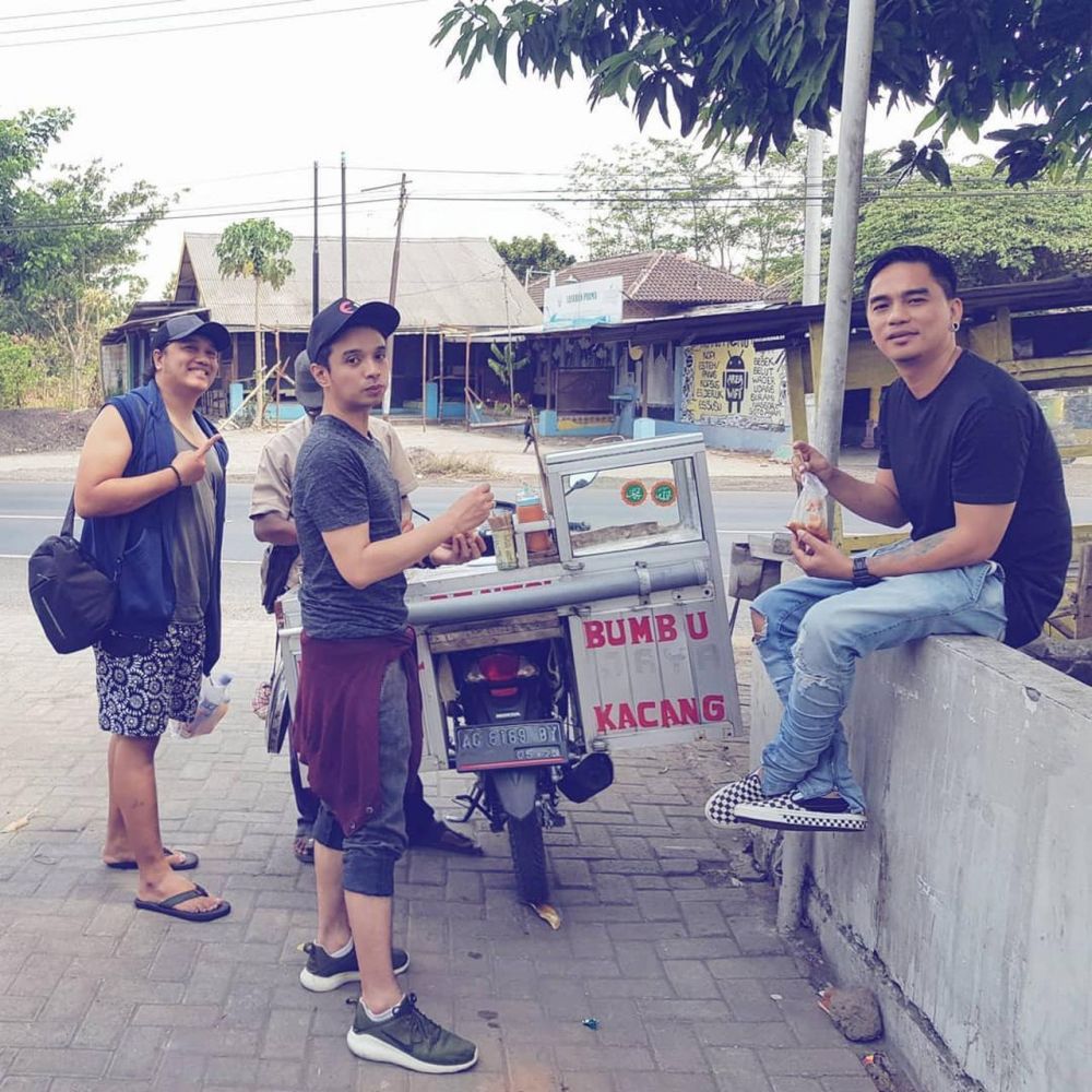 5 Momen Enda Ungu  'jualan' keliling,  gayanya tetap kece