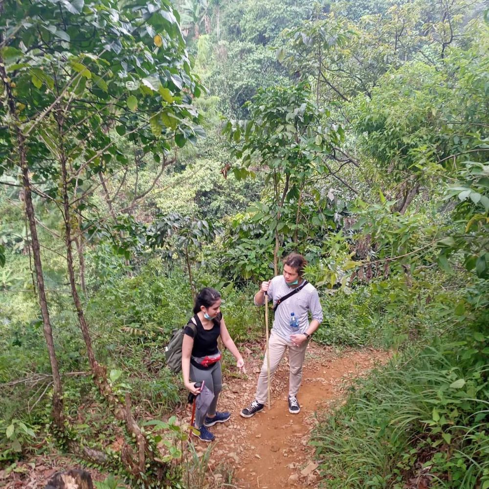 8 Momen Tissa Biani & Dul Jaelani trekking di Bogor, kompak abis