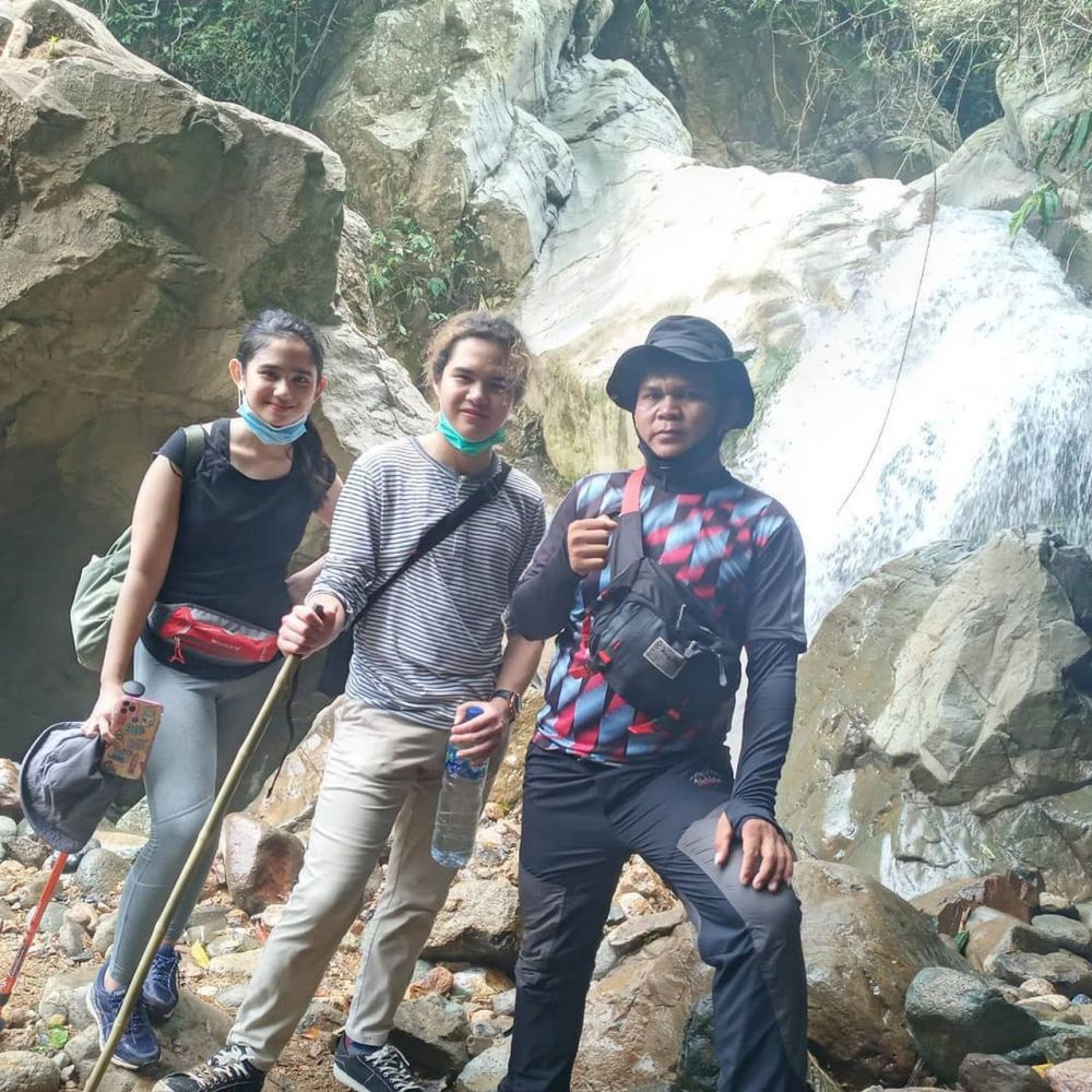 8 Momen Tissa Biani & Dul Jaelani trekking di Bogor, kompak abis