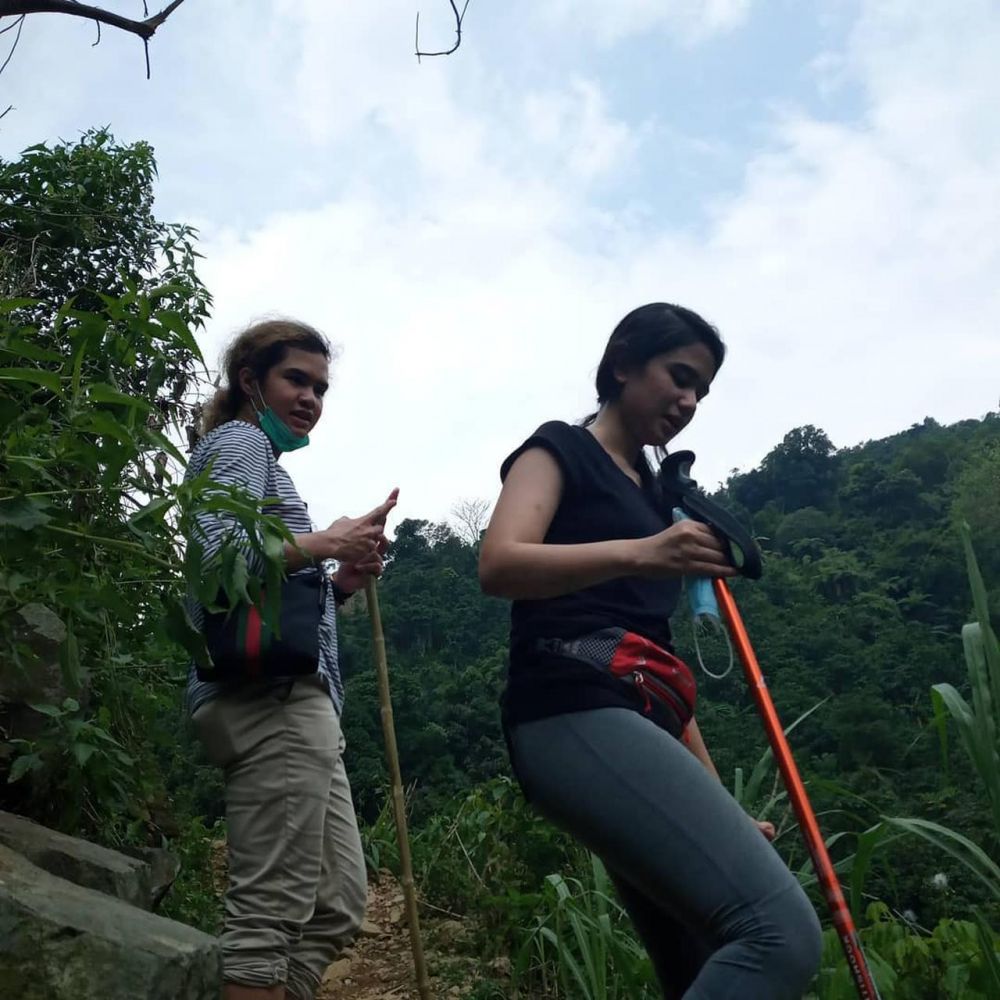 8 Momen Tissa Biani & Dul Jaelani trekking di Bogor, kompak abis