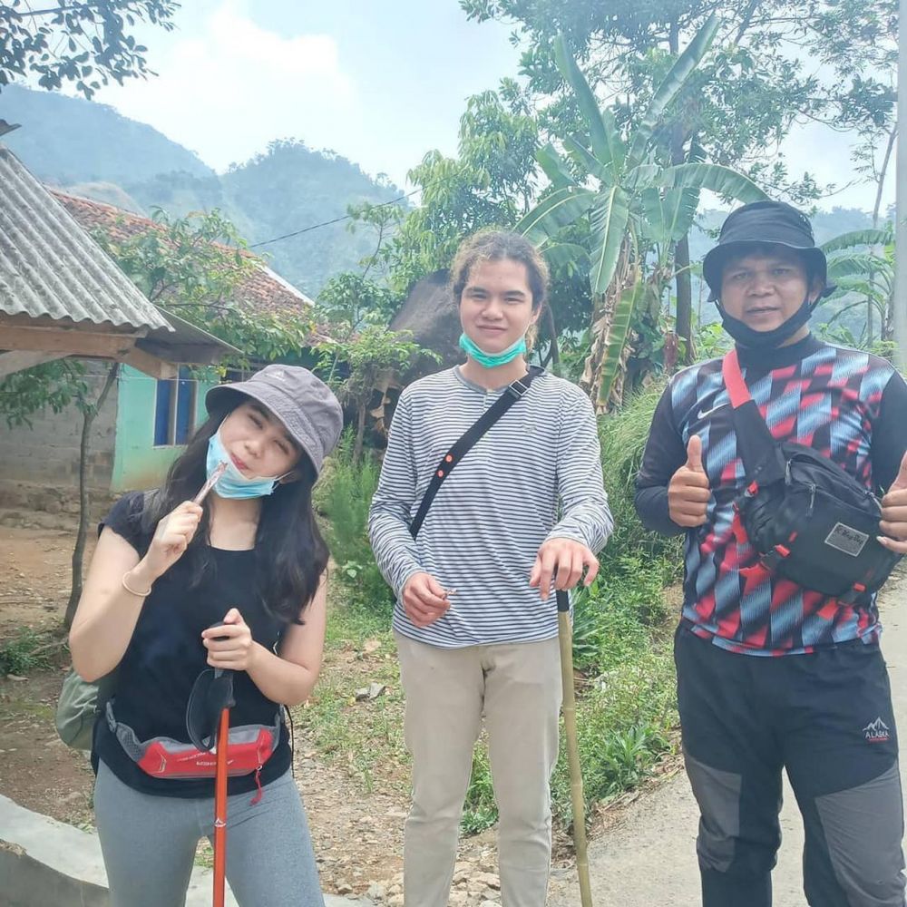 8 Momen Tissa Biani & Dul Jaelani trekking di Bogor, kompak abis