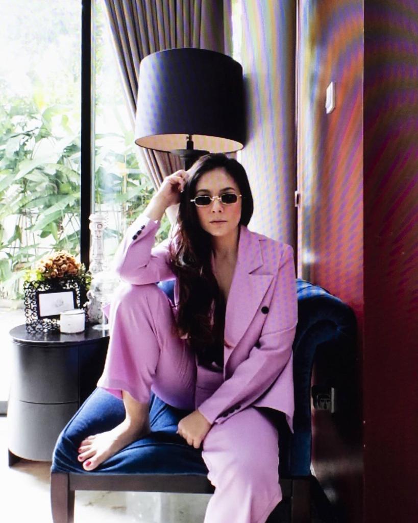 10 Pemotretan Wulan Guritno aneka tema, penampilannya curi perhatian