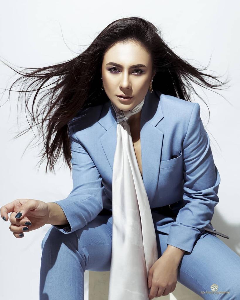 10 Pemotretan Wulan Guritno aneka tema, penampilannya curi perhatian