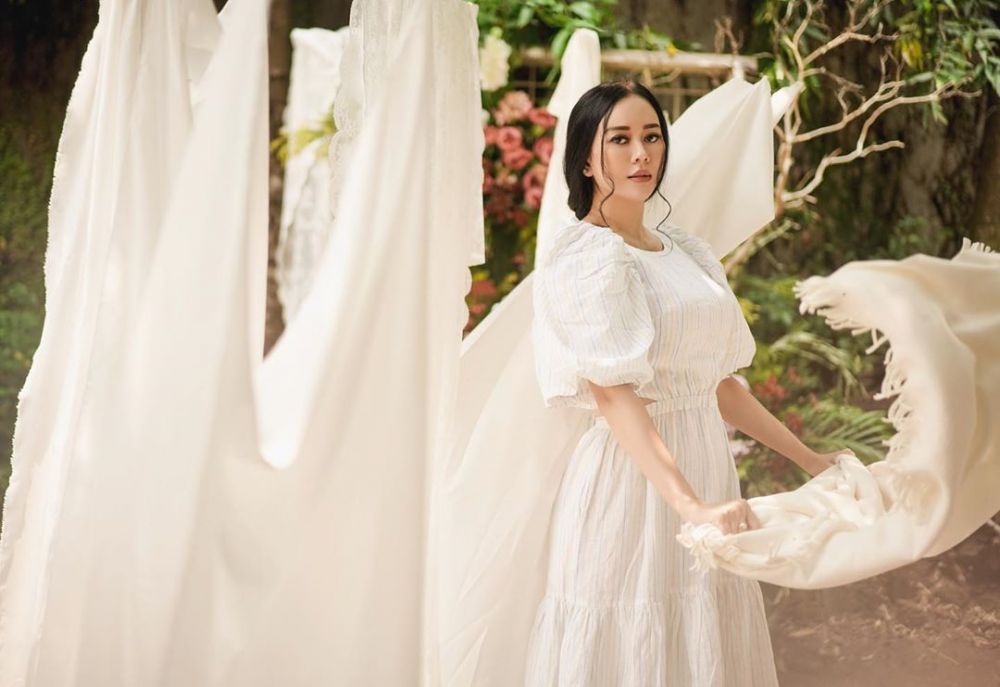 8 Gaya pemotretan Aura Kasih curi perhatian, disebut mirip Suzzanna