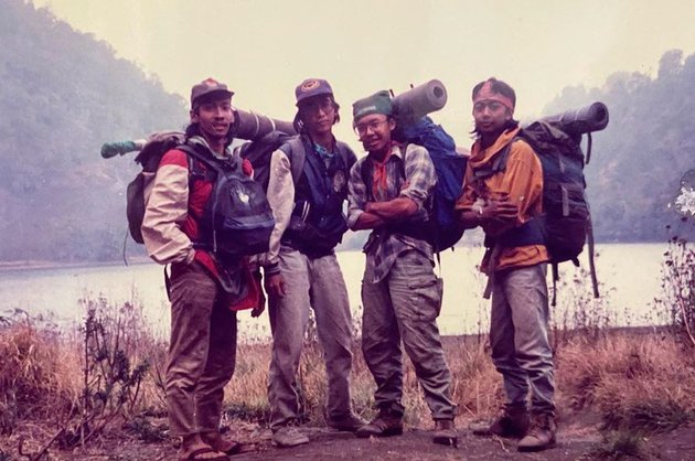 Potret lawas 6 seleb saat mendaki gunung, penampilannya beda banget