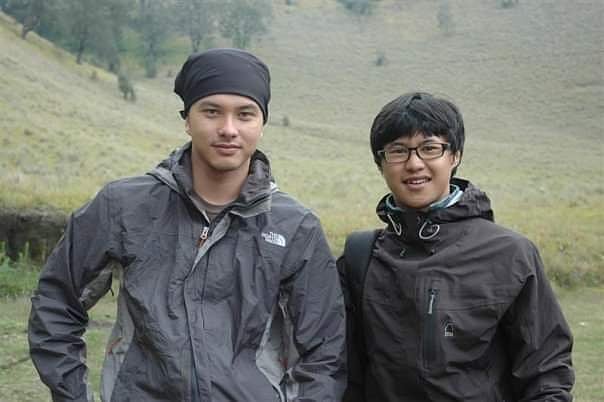 Potret lawas 6 seleb saat mendaki gunung, penampilannya beda banget