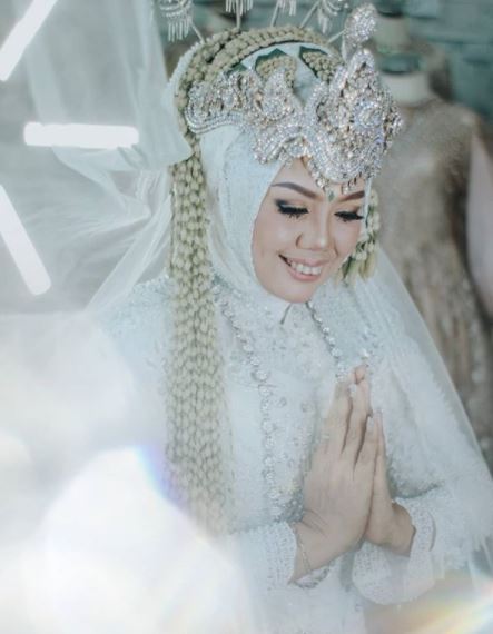 8 Potret Elly Sugigi dan pasangan pakai baju pengantin