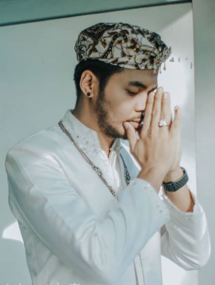 8 Potret Elly Sugigi dan pasangan pakai baju pengantin