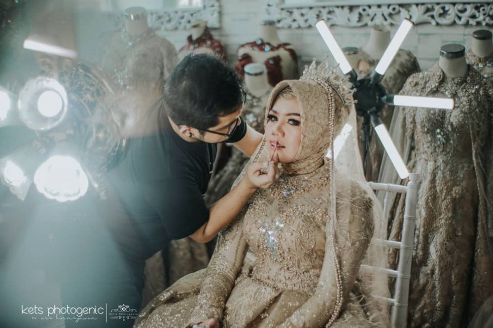 8 Potret Elly Sugigi dan pasangan pakai baju pengantin