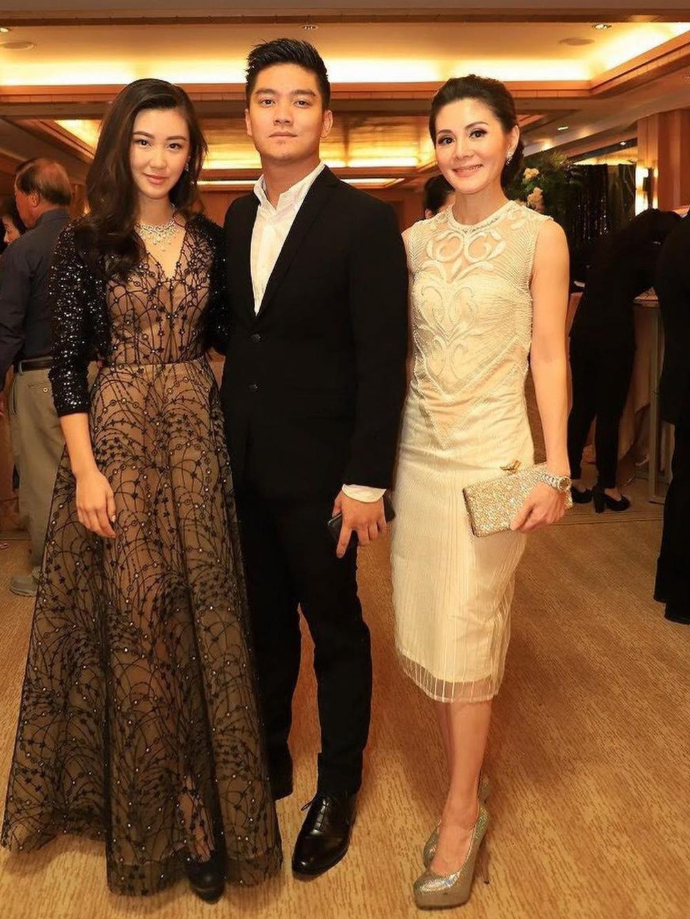 10 Potret kebersamaan Boy William & calon ibu mertua, bak kakak adik