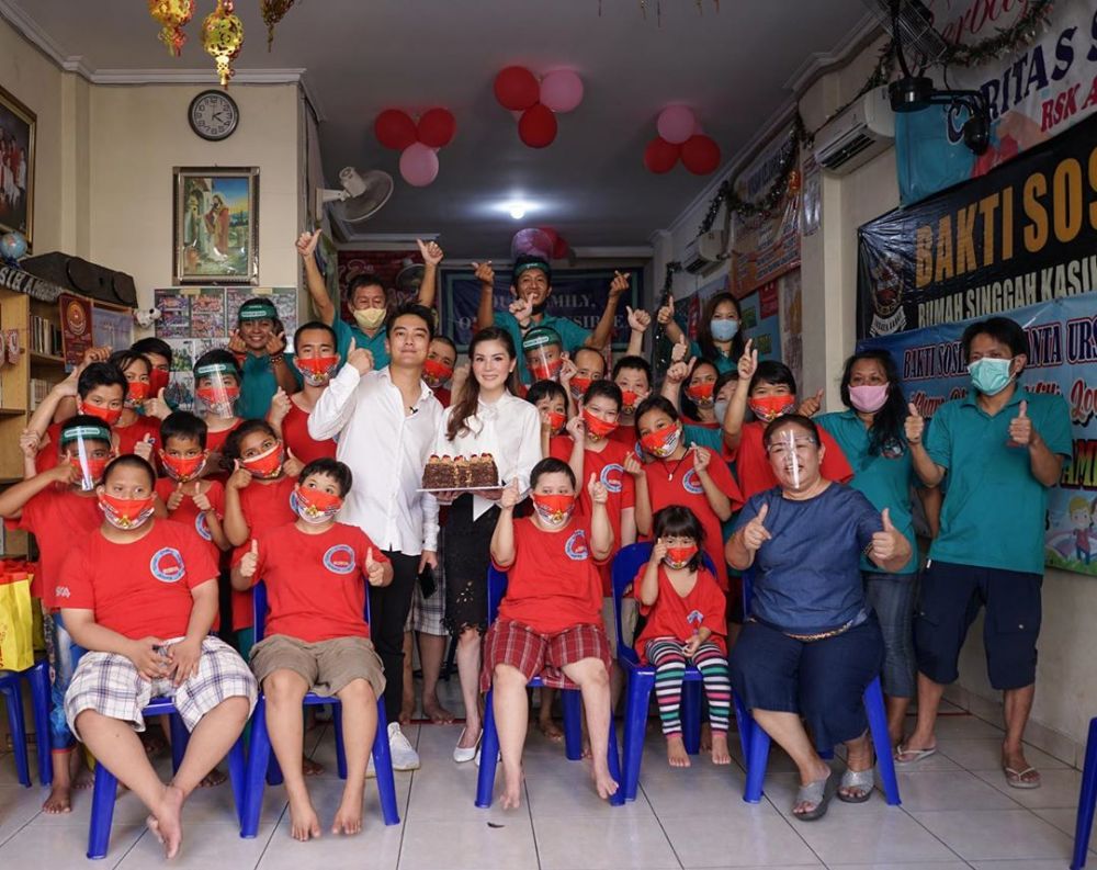 10 Potret kebersamaan Boy William & calon ibu mertua, bak kakak adik