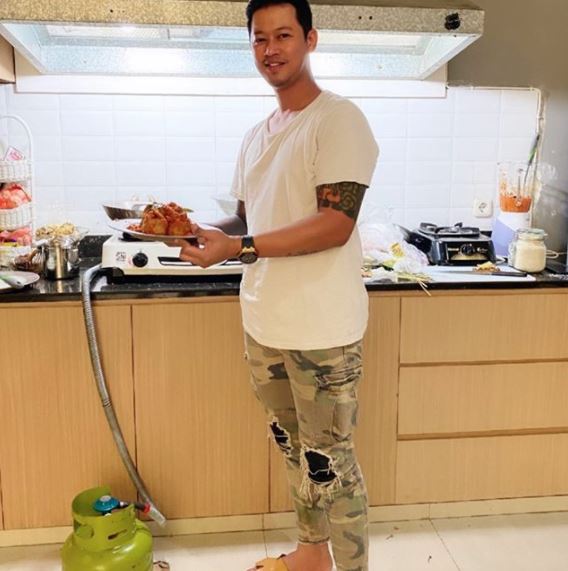 Sudah dilamar, ini 10 potret calon suami Angela Lee yang macho abis