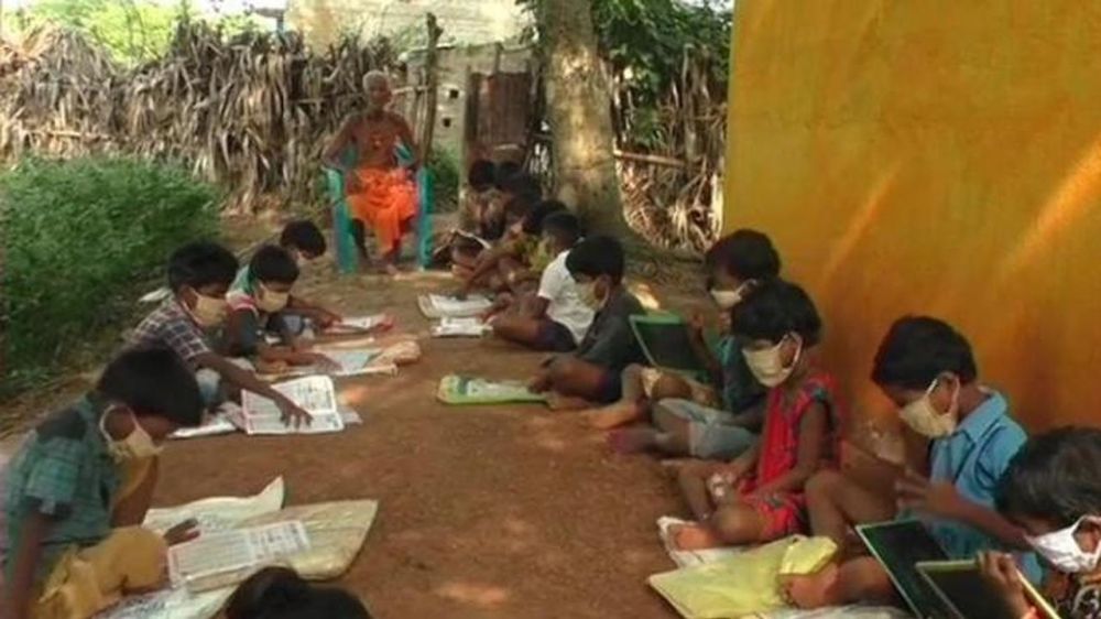 Mengajar secara gratis selama 75 tahun, kisah kakek ini bikin terharu