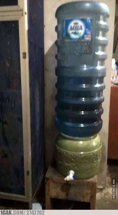 10 Tingkah kocak isi ulang air galon ini bikin ngelus dada