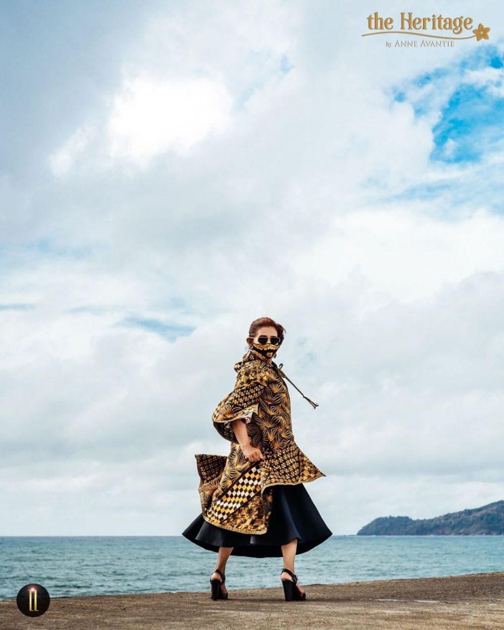 9 Momen pemotretan Susi Pudjiastuti di pantai, gayanya bak model