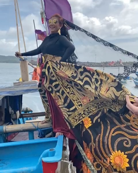 9 Momen pemotretan Susi Pudjiastuti di pantai, gayanya bak model