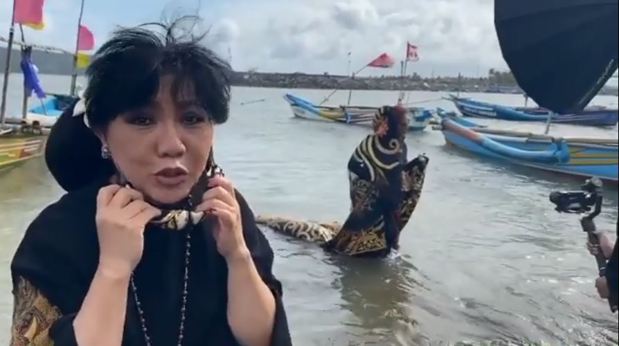 9 Momen pemotretan Susi Pudjiastuti di pantai, gayanya bak model