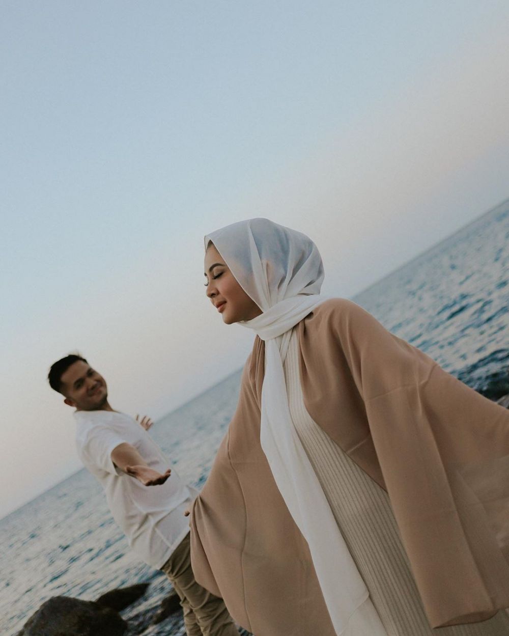 10 Potret prewedding Kesha Ratuliu dan Adhi Permana di Bali