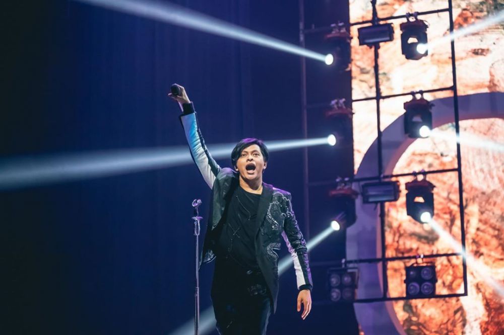 Pesona 10 musisi ganteng di usia 50-an tahun, karismanya awet