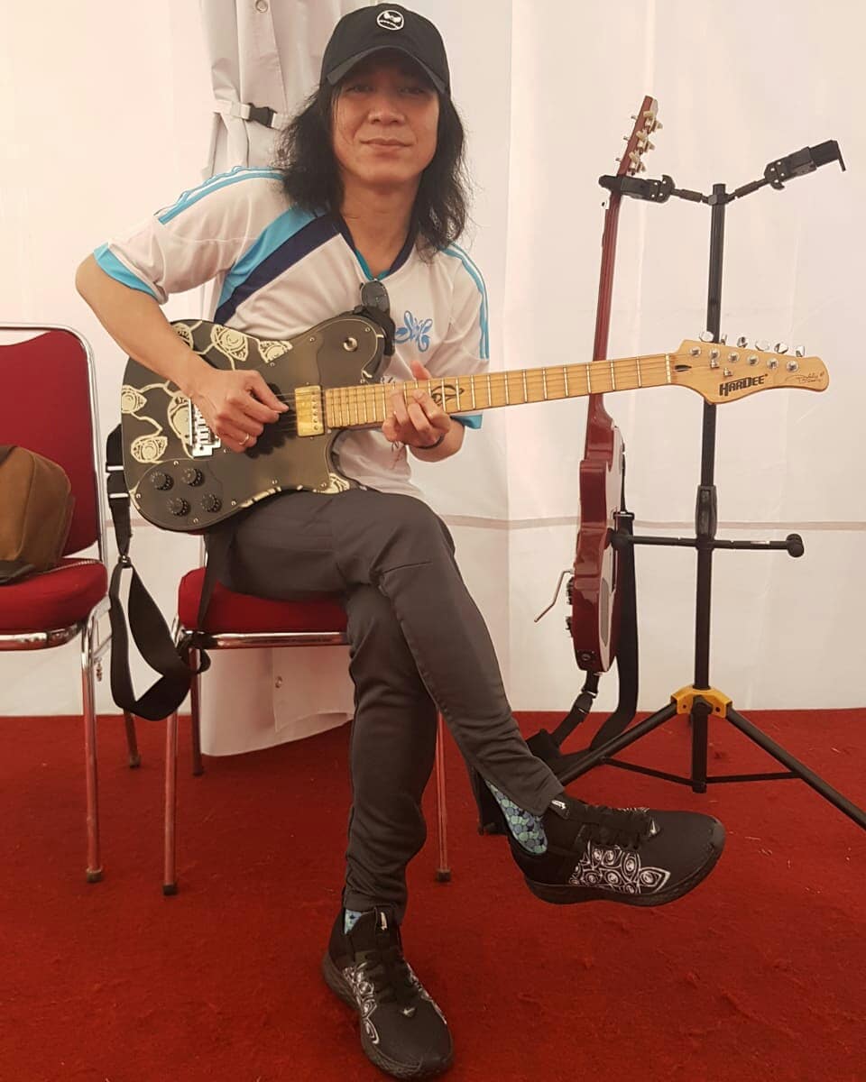 Pesona 10 musisi ganteng di usia 50-an tahun, karismanya awet