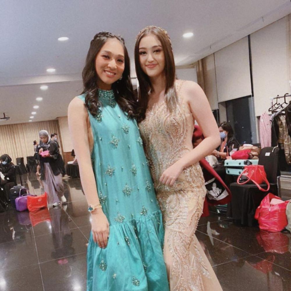 Main film bareng, ini 8 potret kebersamaan Harini & Ranty Maria