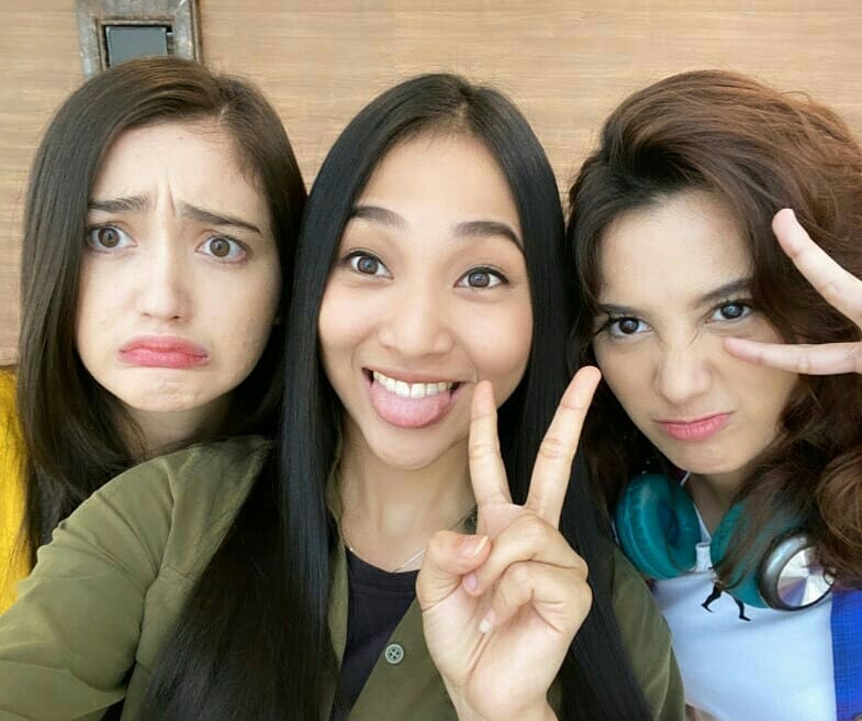 Main film bareng, ini 8 potret kebersamaan Harini & Ranty Maria